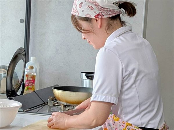 食事づくりをする様子