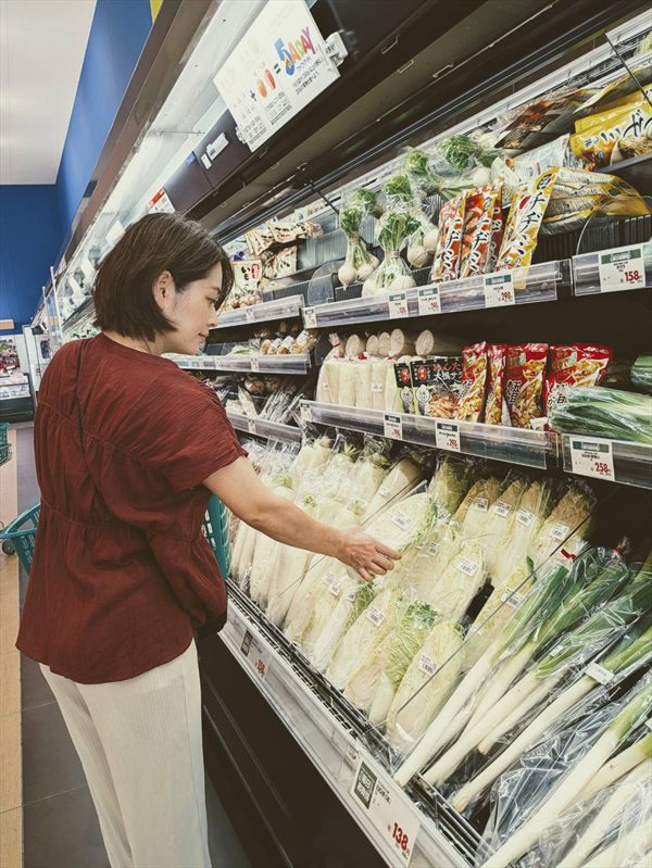 買い物のお手伝いをする様子