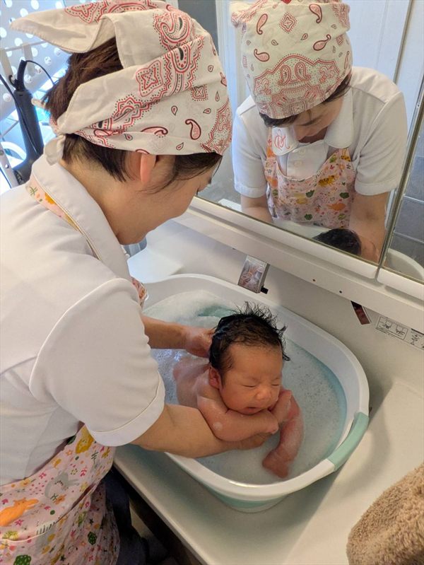 沐浴のお手伝いをする様子