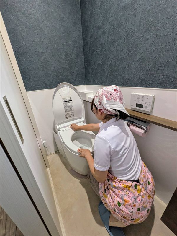掃除のお手伝いをする様子
